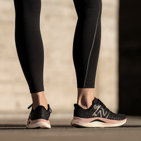 Женские кроссовки для бега New Balance FuelCell Propel v4 в Москве - nevtrende.com | фото