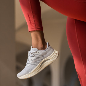 Женские кроссовки для бега New Balance FuelCell Propel v4 в Москве - nevtrende.com | фото