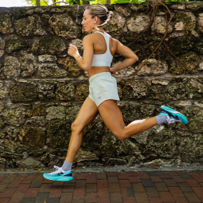 Женские кроссовки для бега New Balance FuelCell Rebel v4 в Москве - nevtrende.com | фото