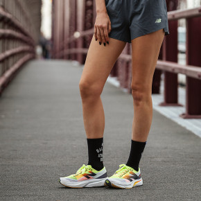 Женские кроссовки для бега New Balance FuelCell Rebel v4 в Москве - nevtrende.com | фото